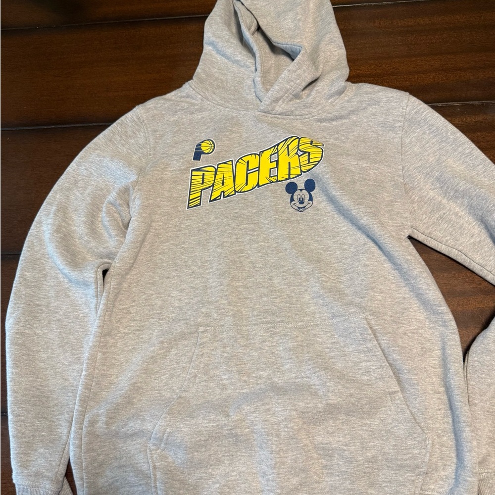 🏀 Indiana Pacer Hoodie size 18/20 kids ⛹️
    Mickey Mouse